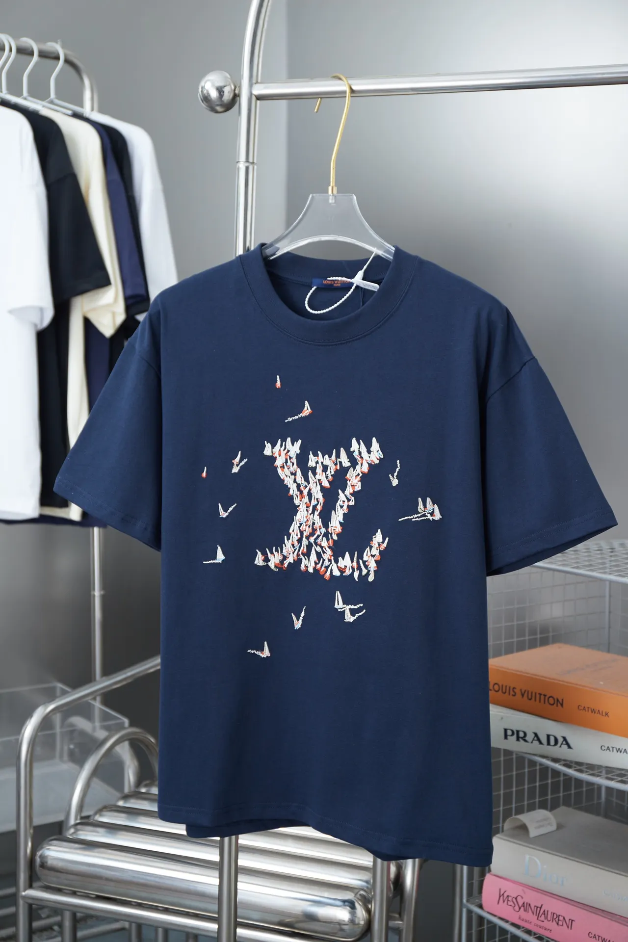 🅿️180 1V 25SS new style in early spring Colorful embroidered sailboat Lv letter short sleeve Light luxury essential item for daily commuting for men and women Correct version Welcome to compare Detailed features · 320g 100% pure cotton double yarn jersey fabric · Custom dyed in the same vat with special thickening 32 pieces of double-strand 1X1 thread · The front panel uses multi-needle embroidery technology to embroider the colorful sailboat pattern Lv letter graphics · Back panel ghost back design + sailboat pattern + letter logo embroidery · Double-needle cross-stitching process · Original main mark, washed tag, branded moisture-proof paper packaging Color: black/white Size: S/M/L/XL